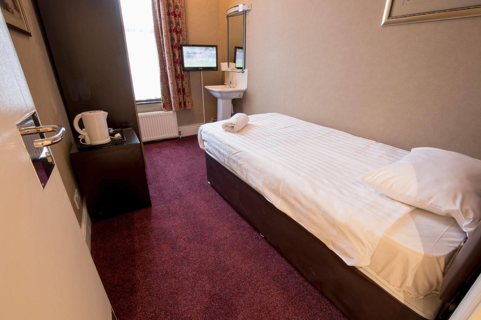 Rossmore Hotel Илфорд Экстерьер фото